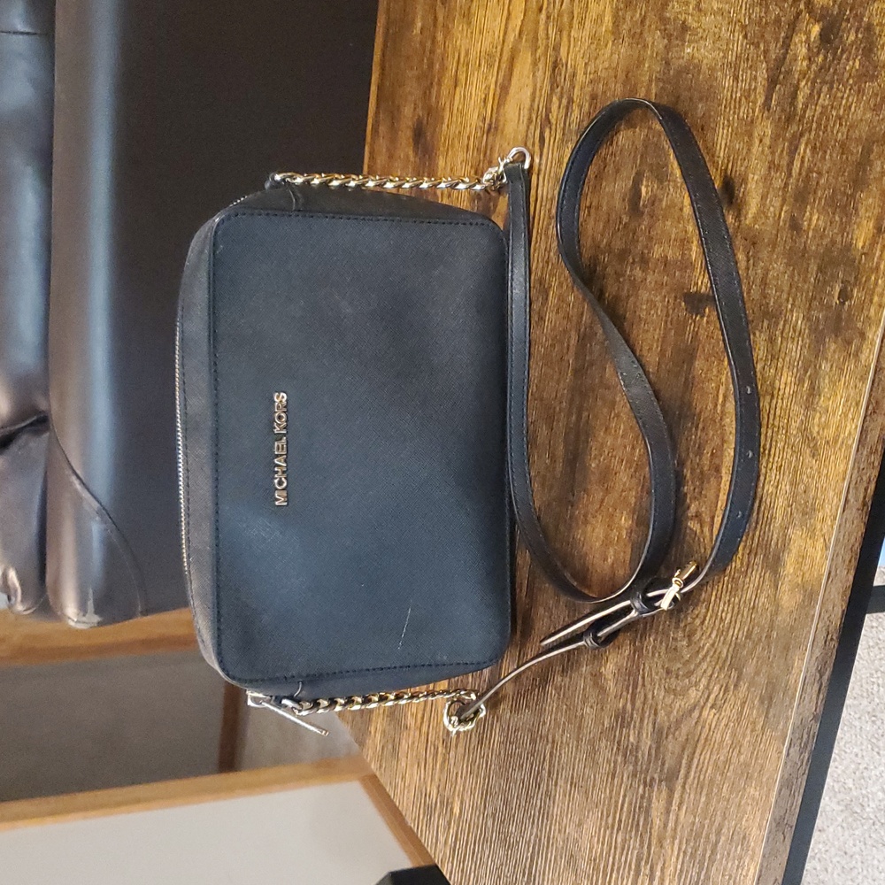Like New Michael Kors Jet Set Large Saffiano Leather Crossbody Bag, Black